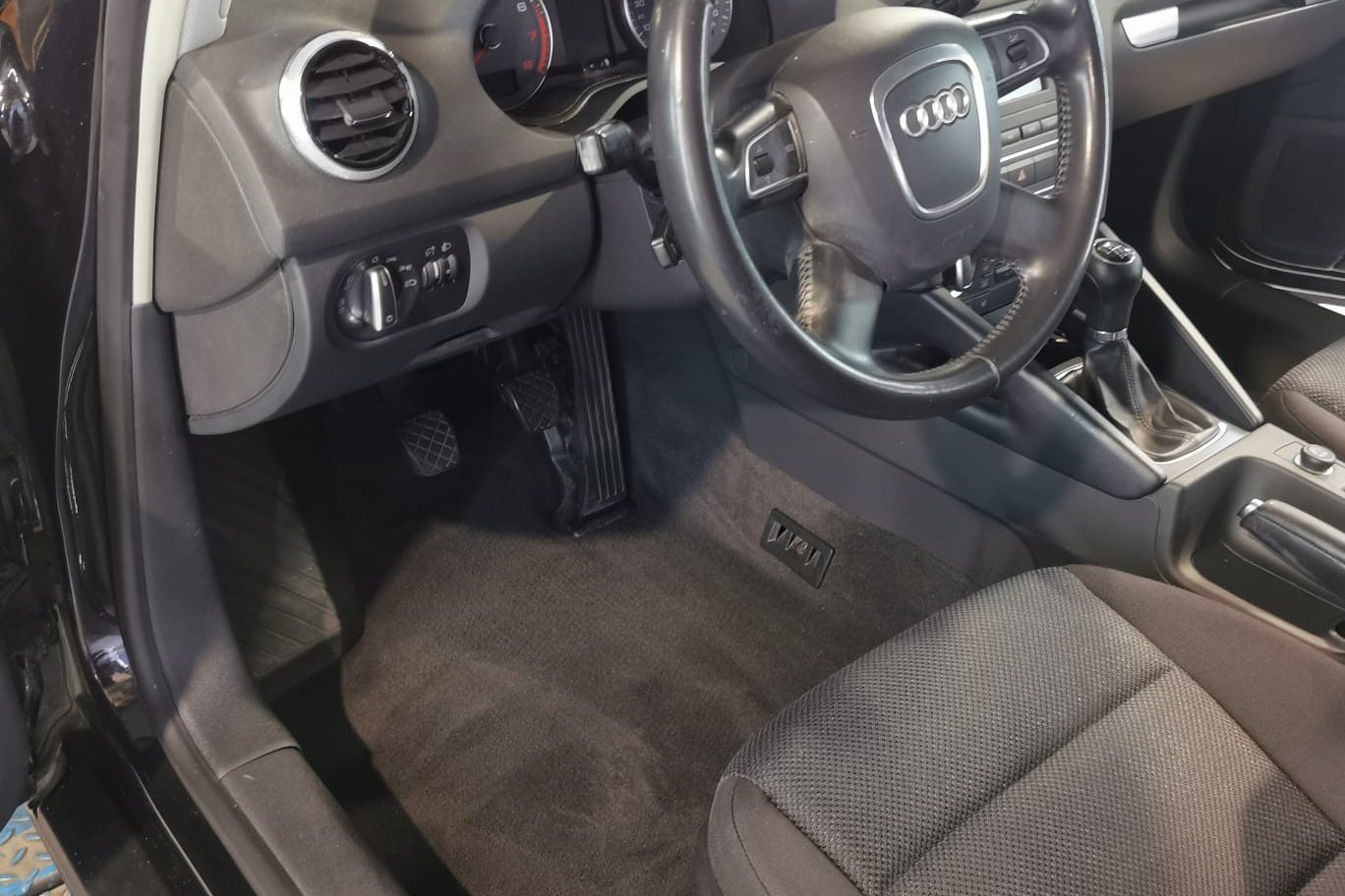 Fahrer-Fußraum des Audi nach der Aufbereitung – sauber und gepflegt