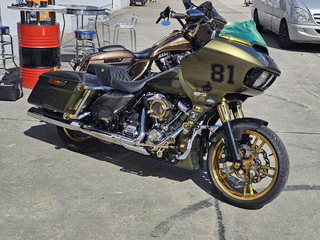 Umgebaute Harley-Davidson in Oliv und Gold nach der Aufbereitung