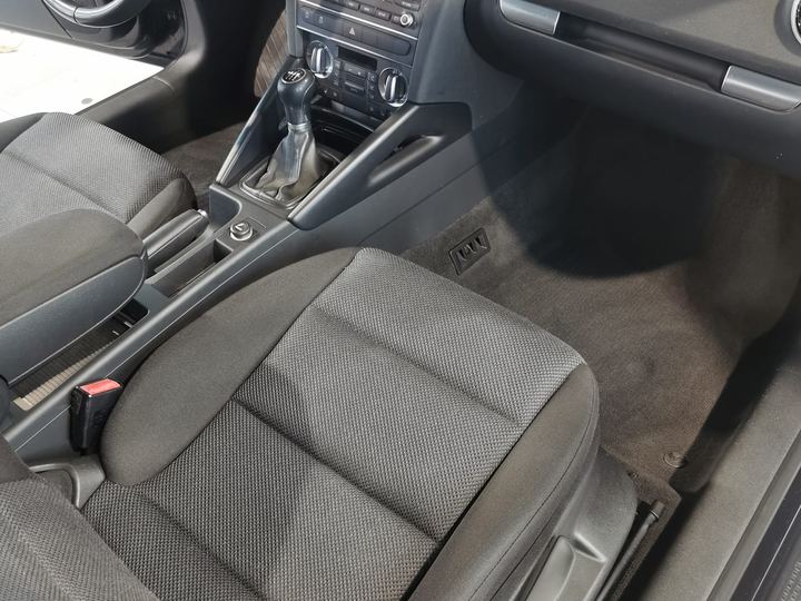 Beifahrer-Fußraum des Audi nach der Aufbereitung – Teppich gereinigt